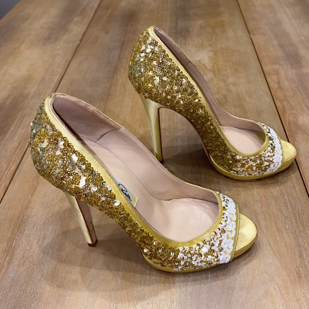 Oscar de la Renta Yellow Sequin Lace Peep-Toe Pumps - Picture 2 of 6